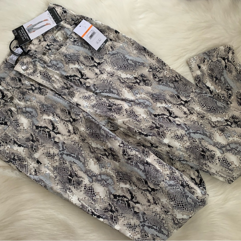 NWT Sofia Vergara Women’s snake skin print skinny jeans NWT SIZE 8